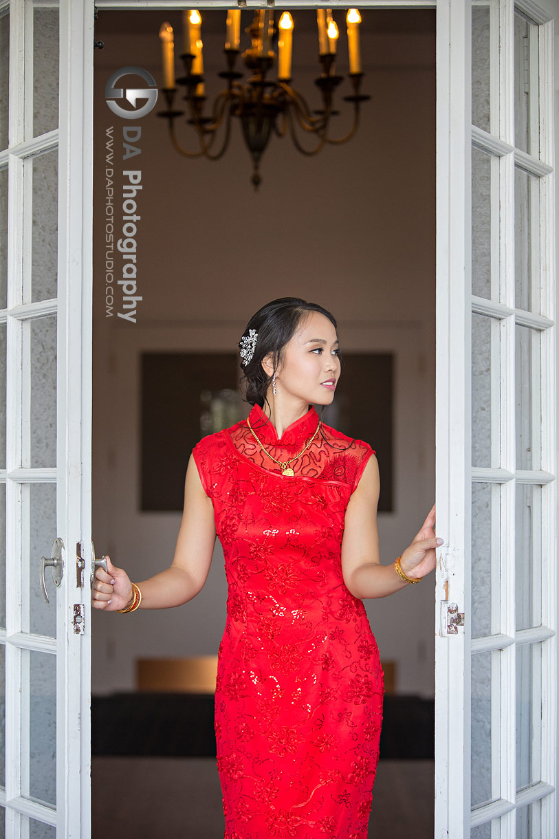 Bride in traditional Chinese wedding dress