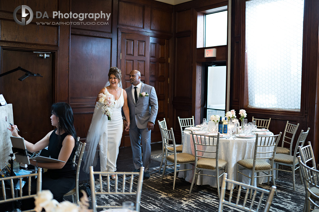 Bride and groom seeing their live painting canvas with Eunjin
