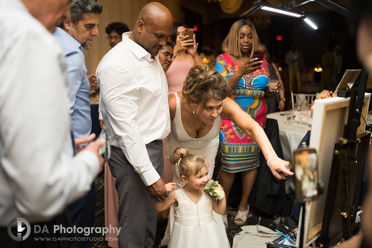 Bride and groom seeing finish canvas by live painter