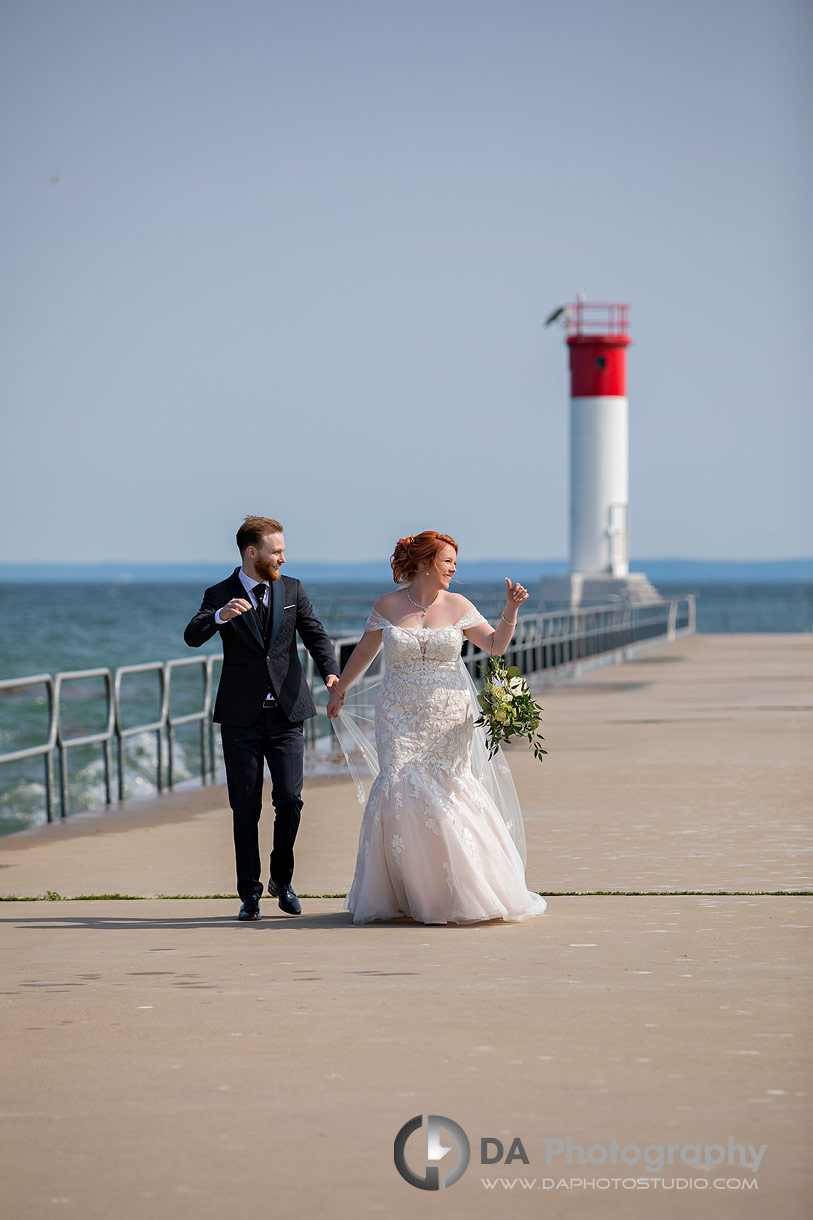 Wedding couple gives thumbs up at Oakville Lighthouse